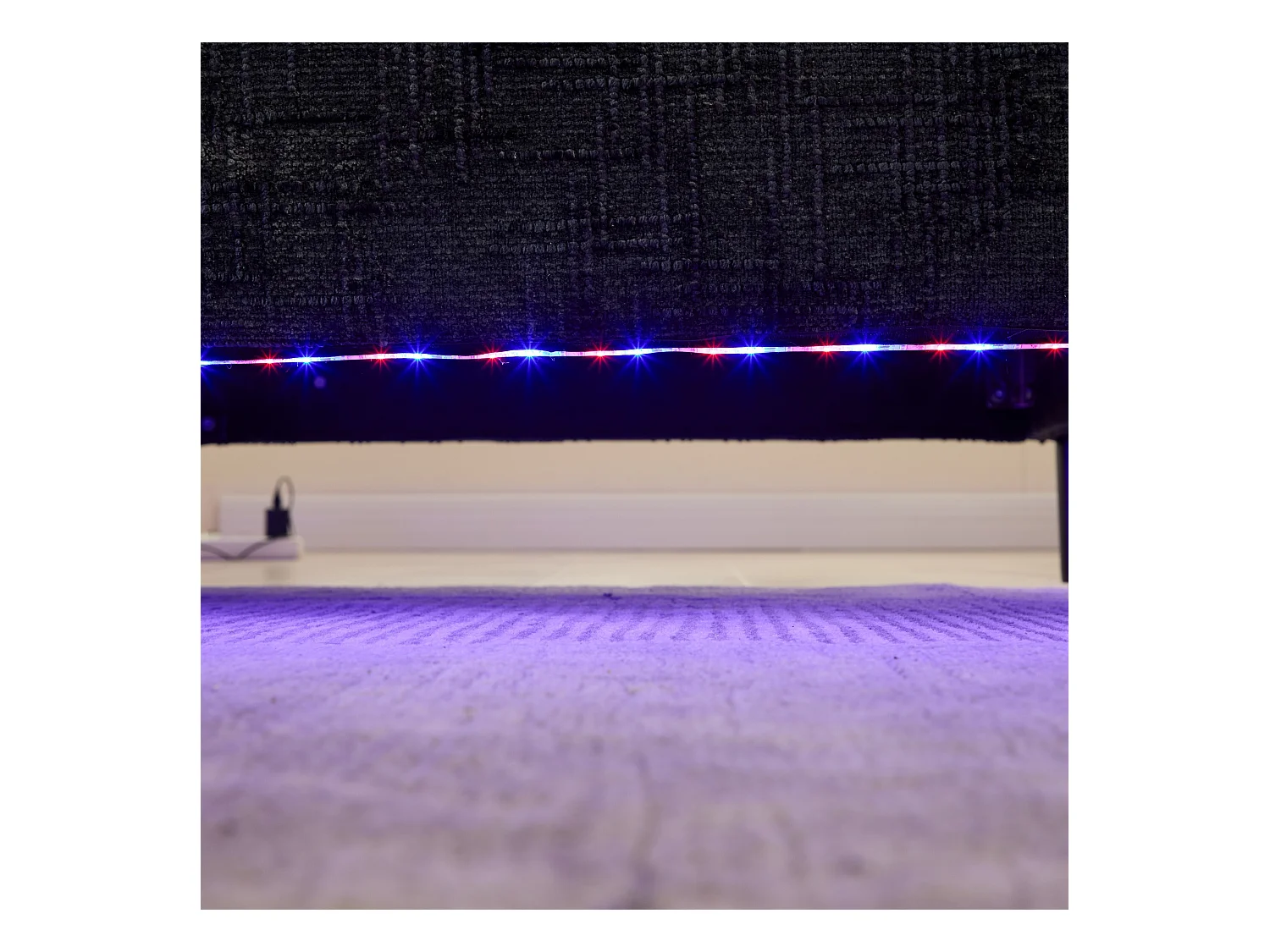 Canapé 2 places avec éclairage LED et port USB, pieds en bois - tissu chenille noir