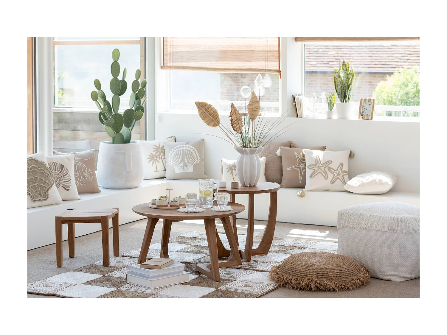 Table basse ronde en bois naturel teck pour salon élégant