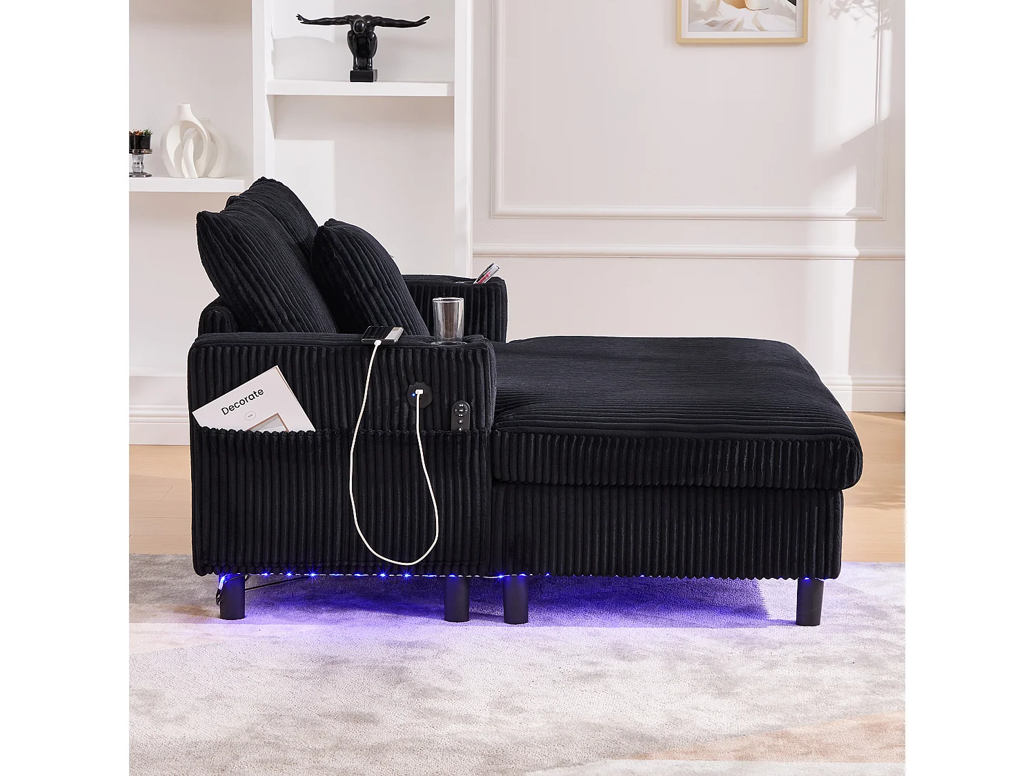 Divano lounge in peluche nero con porta USB, illuminazione LED e portabicchieri