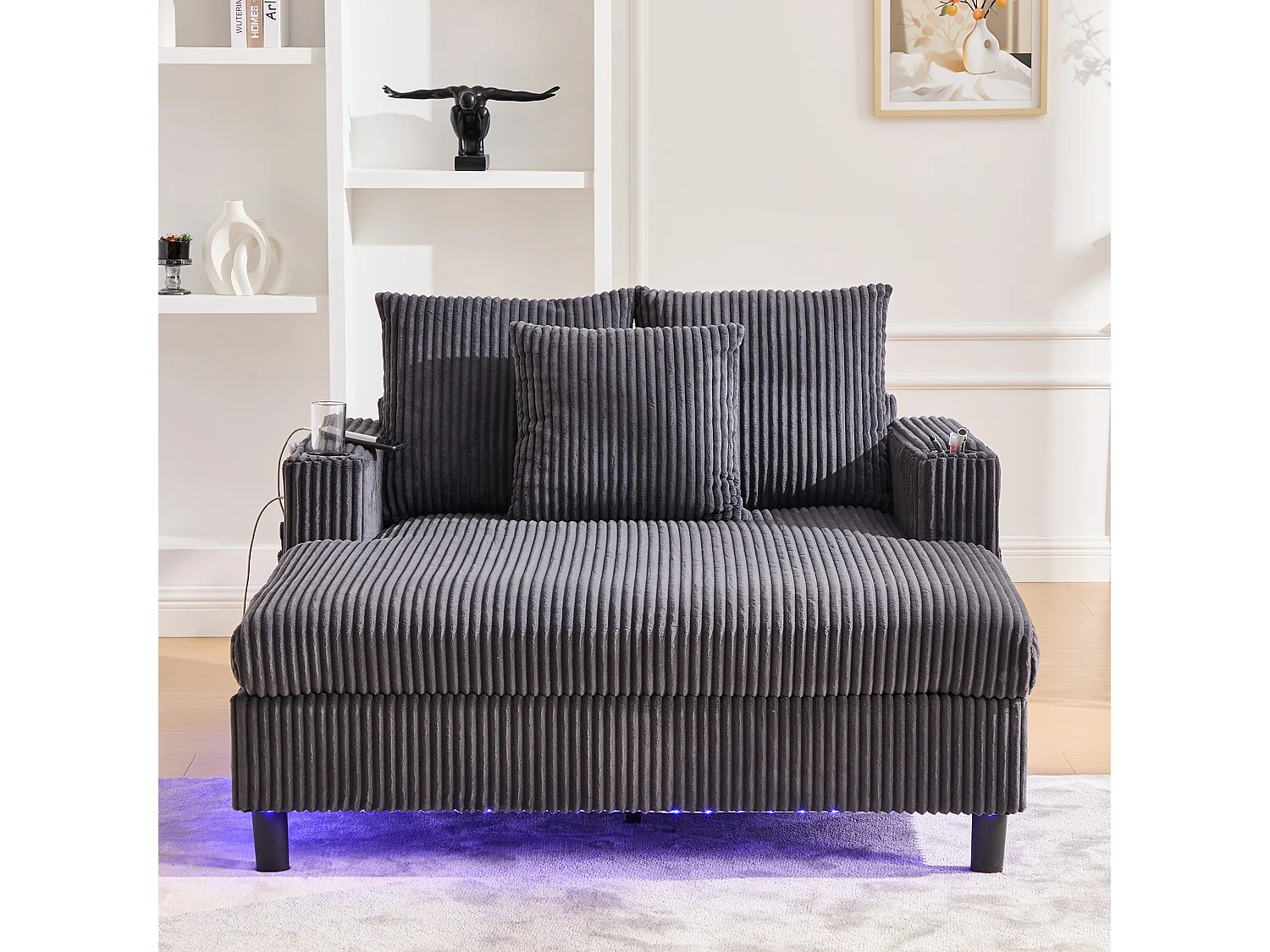 Divano lounge in peluche grigio scuro con porta USB, illuminazione LED e portabicchieri