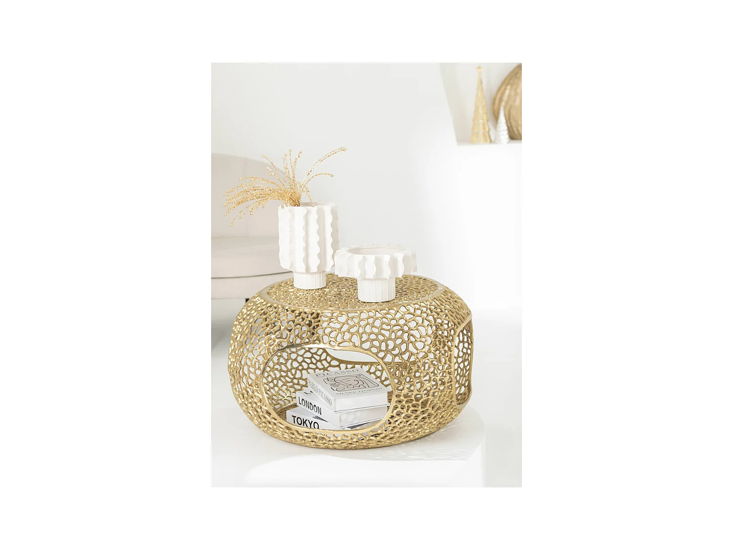 Table basse design en aluminium doré ambiance élégante