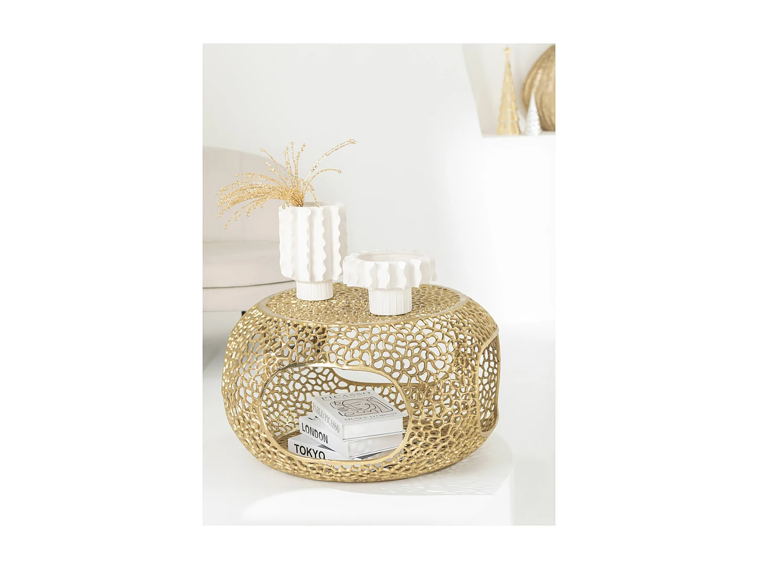 Table basse design en aluminium doré ambiance élégante