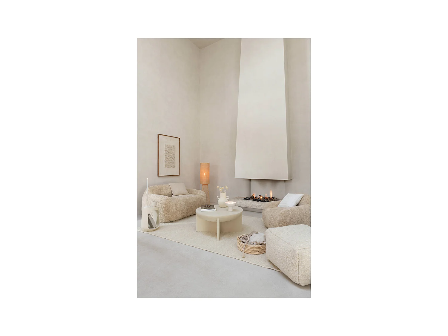 Table basse ronde en bois beige élégante pour salon moderne