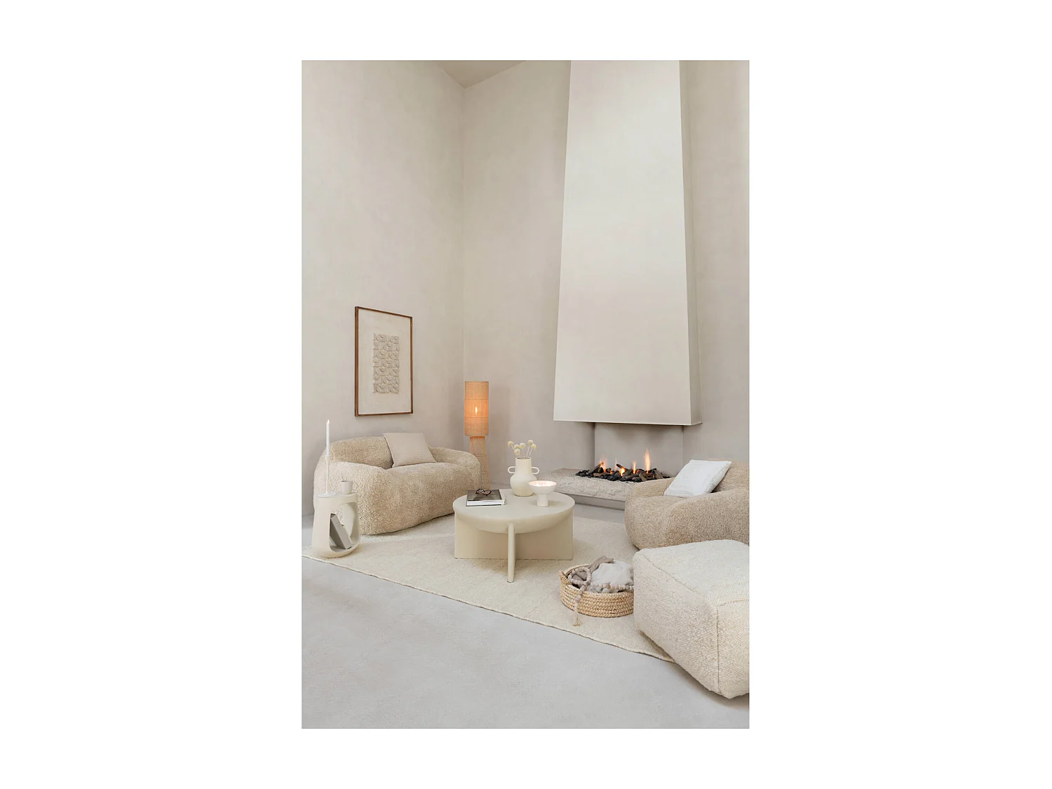 Table basse ronde en bois beige élégante pour salon moderne