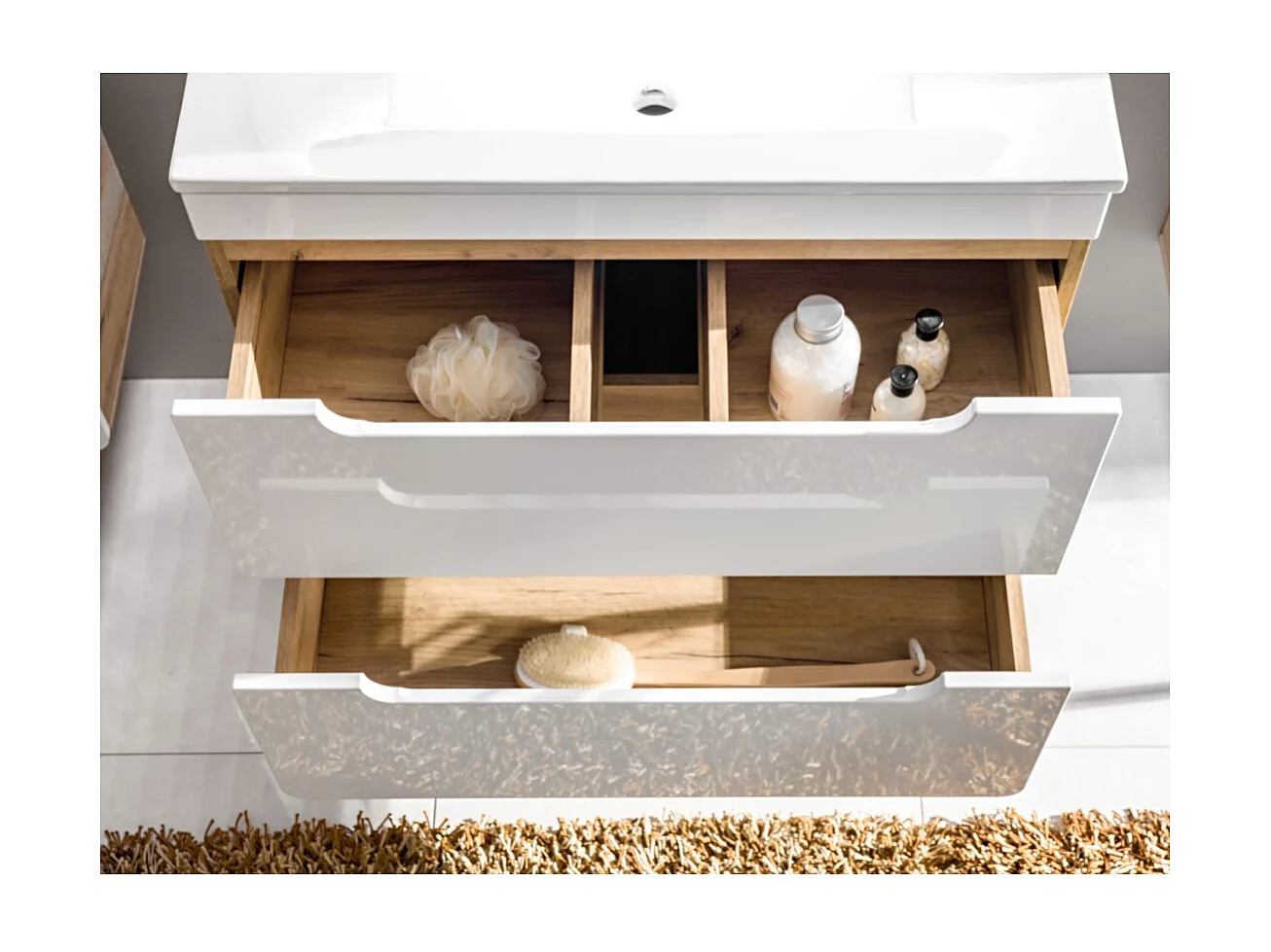 Coluna para banheiro ERBANO – Carvalho claro e branco brilhante – 25x170 cm – 3 portas – Para pendurar