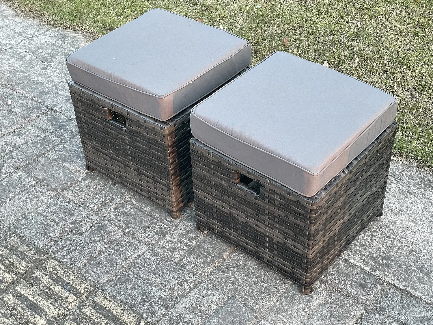 8 Sitzer Gartenlounge Set Rattan Ecksofa Set mit Rechteckiger Couchtisch 2 kleine Fußhockern Dunkelgrau gemischt