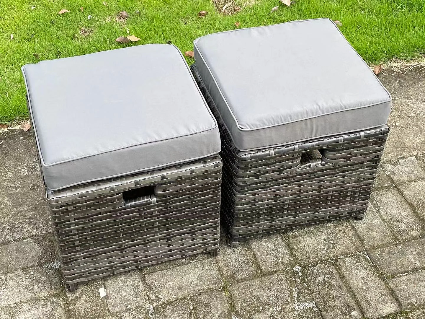 Hoher Rücken Dunkelgrau gemischt Rattan Ecksofa Set Gartenmöbel Quadratischer Couchtisch 2 kleine Fußhockern 8 Sitzer