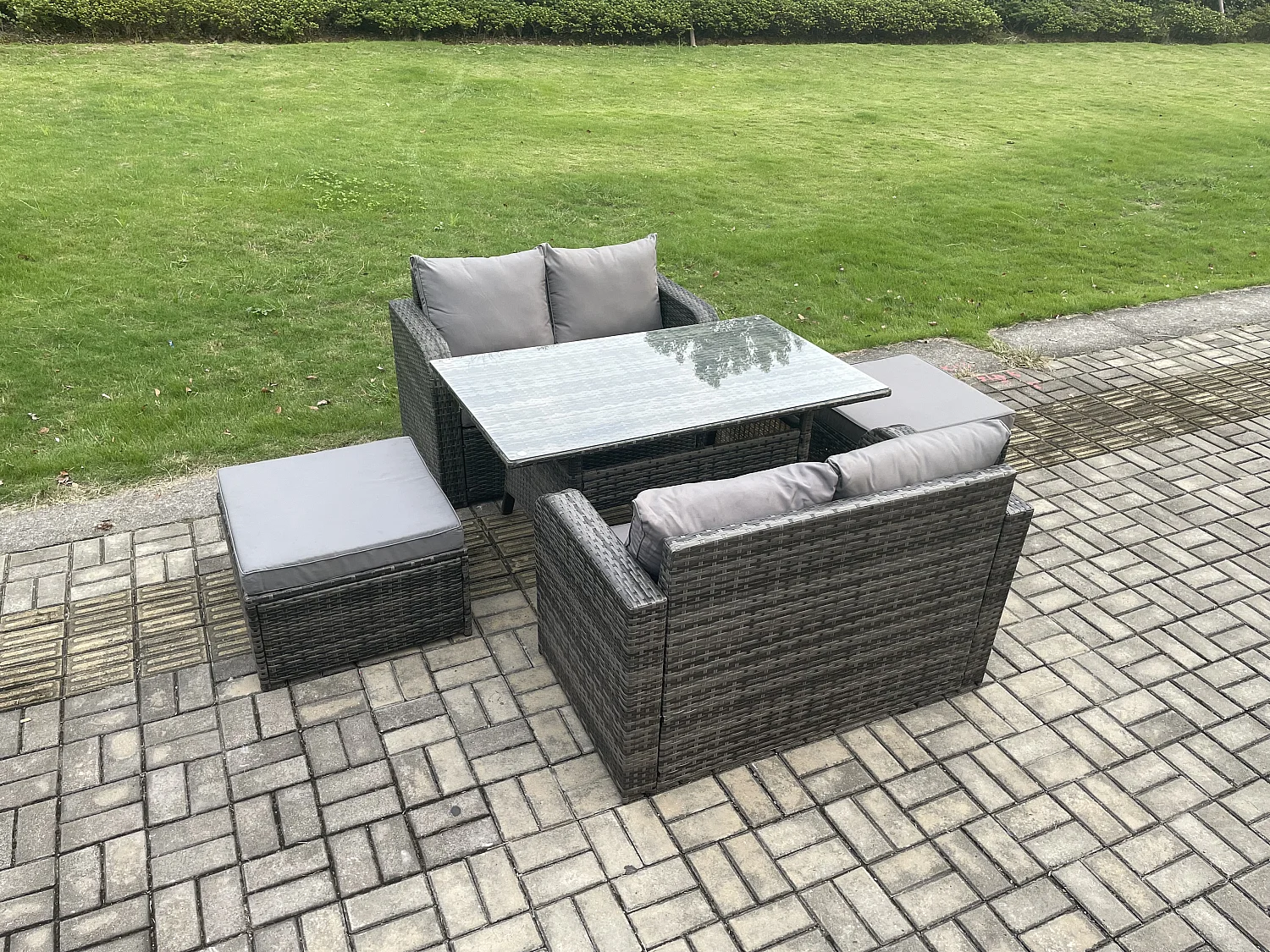 Terrassenmöbel Set Polyrattan Langer rechteckiger Esstisch und Loveseat Sofa set mit 2 Großer Hockern Dunkelgrau gemischt
