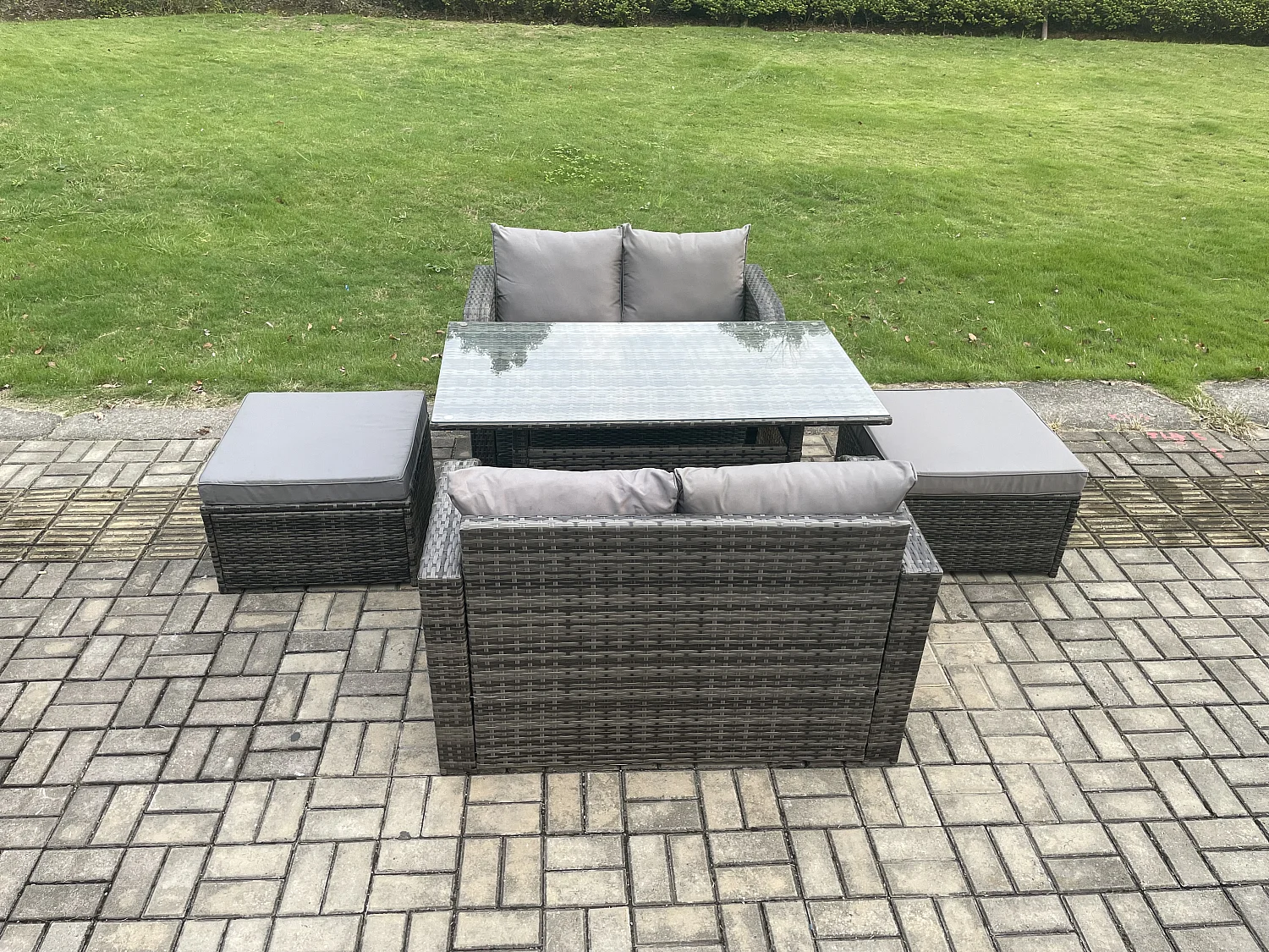 Terrassenmöbel Set Polyrattan Langer rechteckiger Esstisch und Loveseat Sofa set mit 2 Großer Hockern Dunkelgrau gemischt