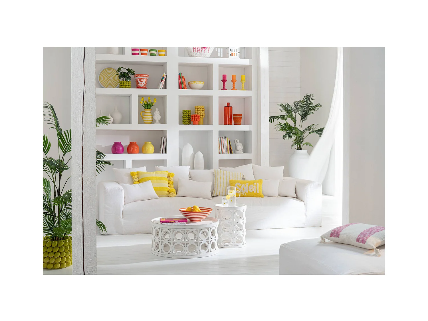 Table basse sculptée blanche en bois esprit contemporain