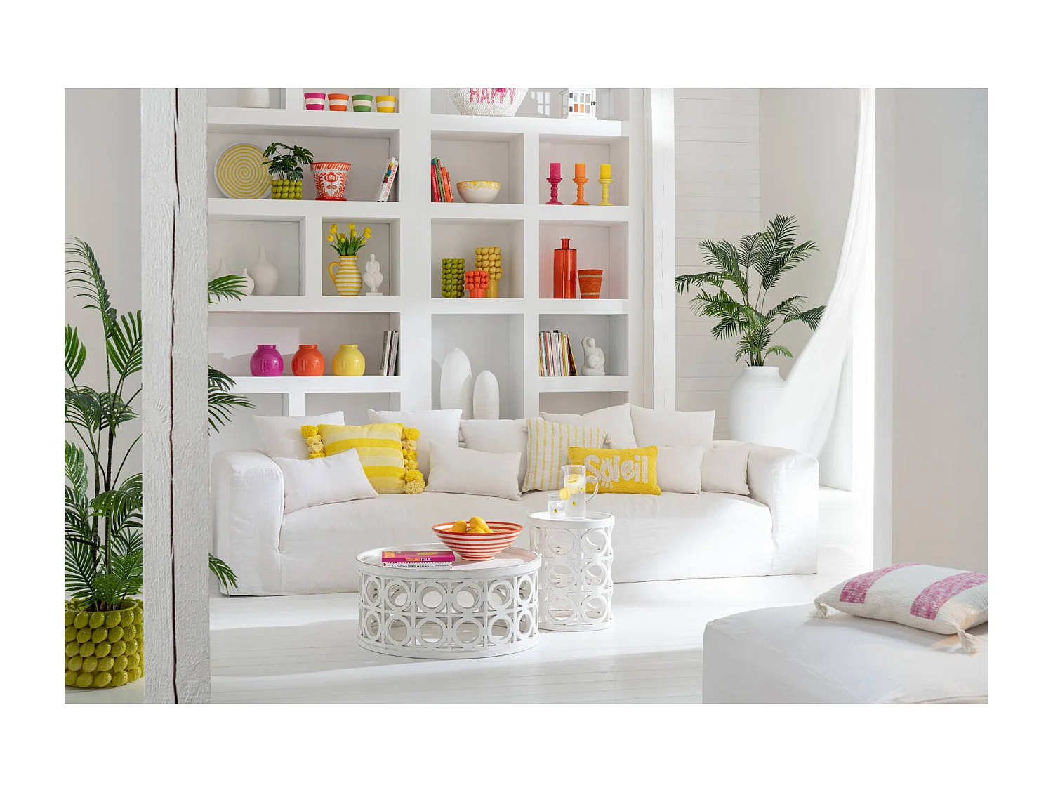 Table basse sculptée blanche en bois esprit contemporain