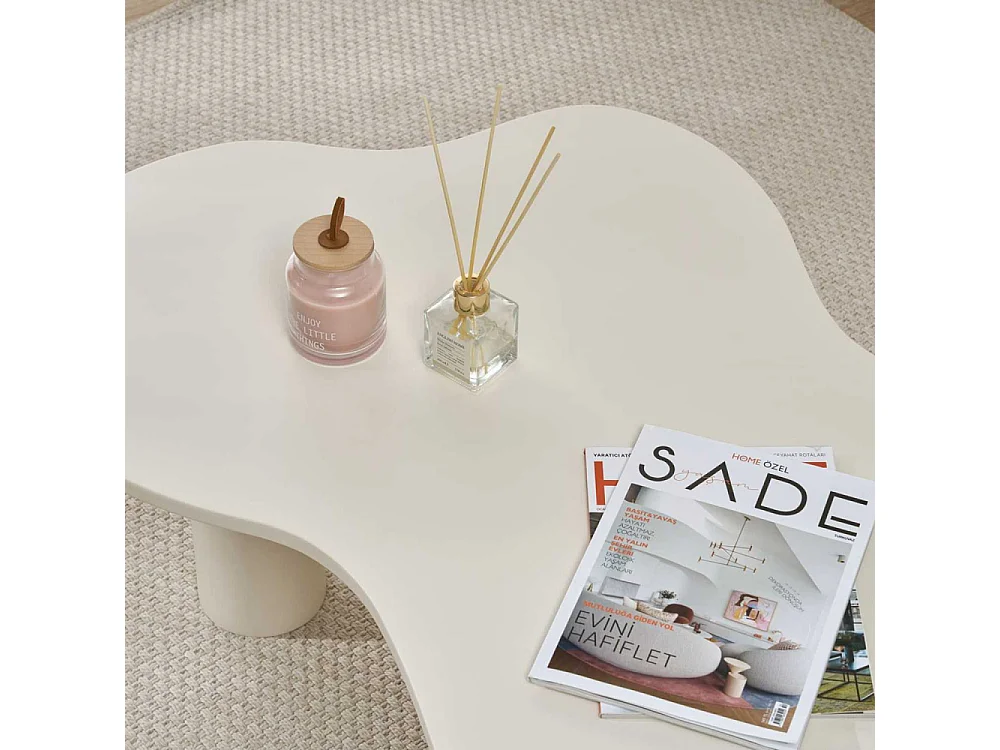 Mesa de centro com tampo em forma orgânica creme BLOOM