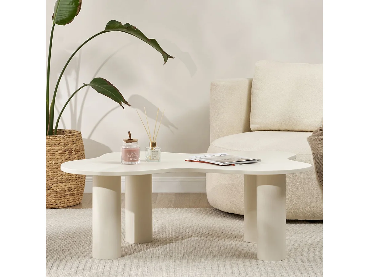 Mesa de centro com tampo em forma orgânica creme BLOOM