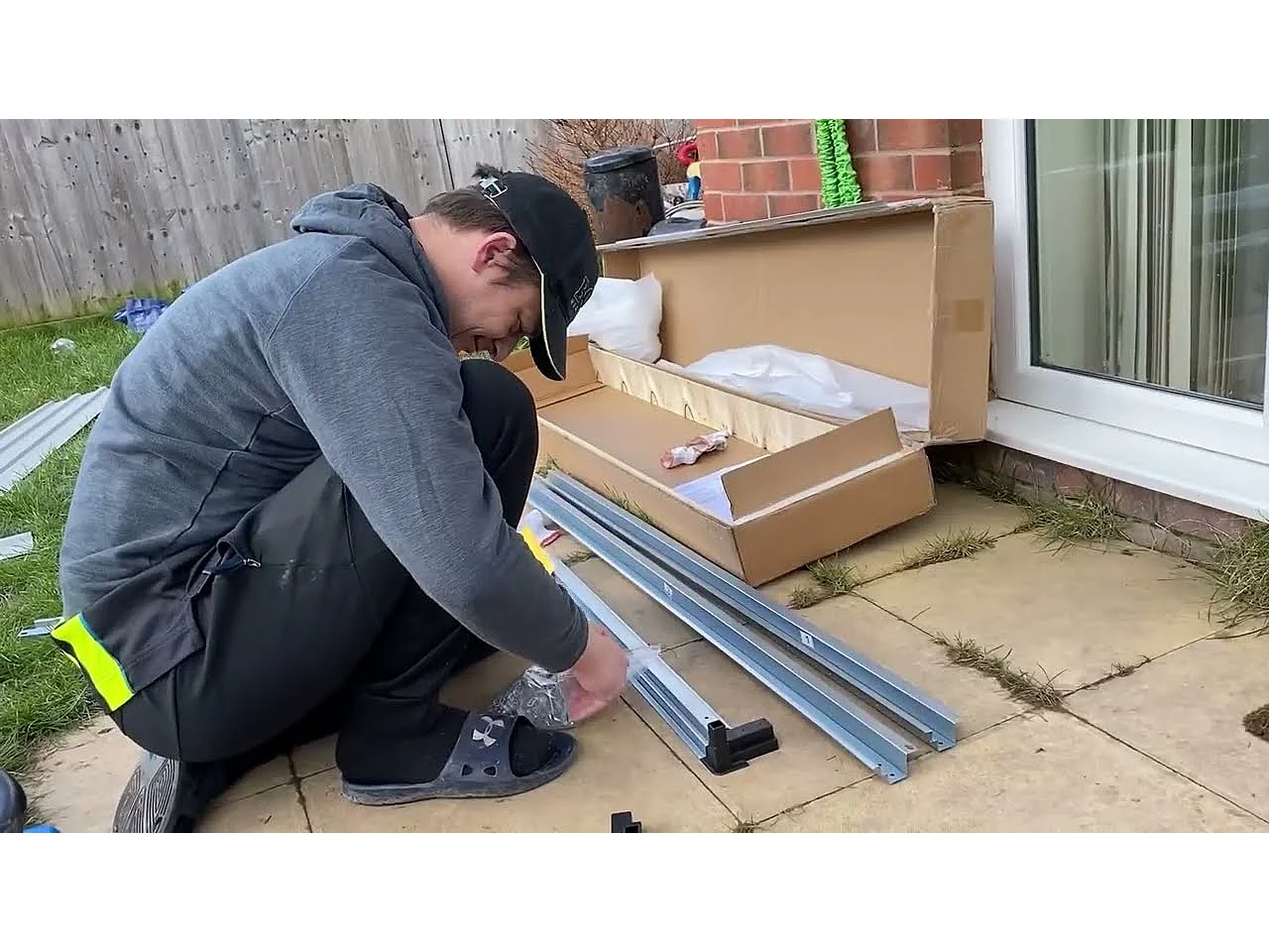 YODOLLA Abri de Jardin en Métal - Cabanon de Rangement Outils avec porte battante - 150 x 86 x 185 CM - Champagne