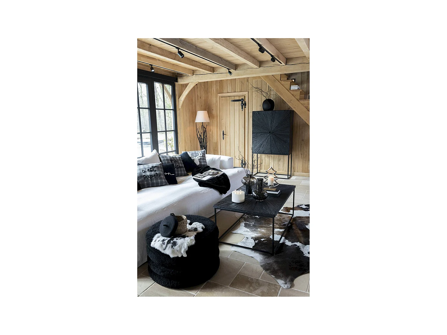 Table basse design bois noir et structure fer style industriel