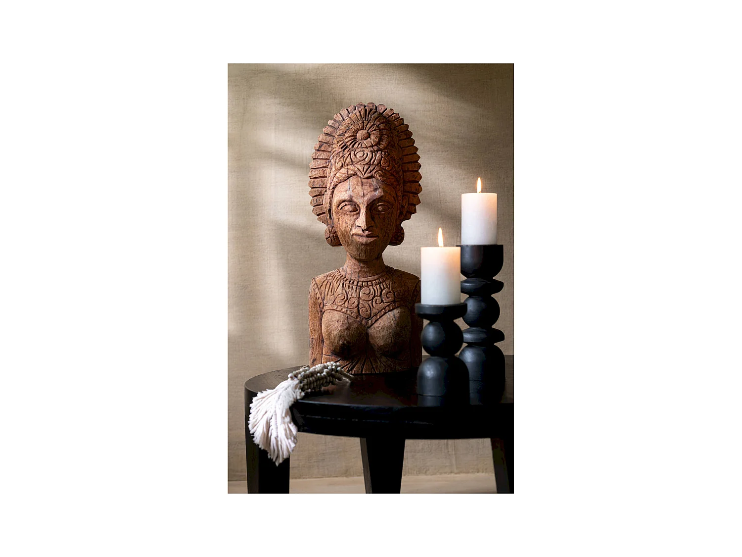 Table basse ronde en bois de manguier finition noir mat