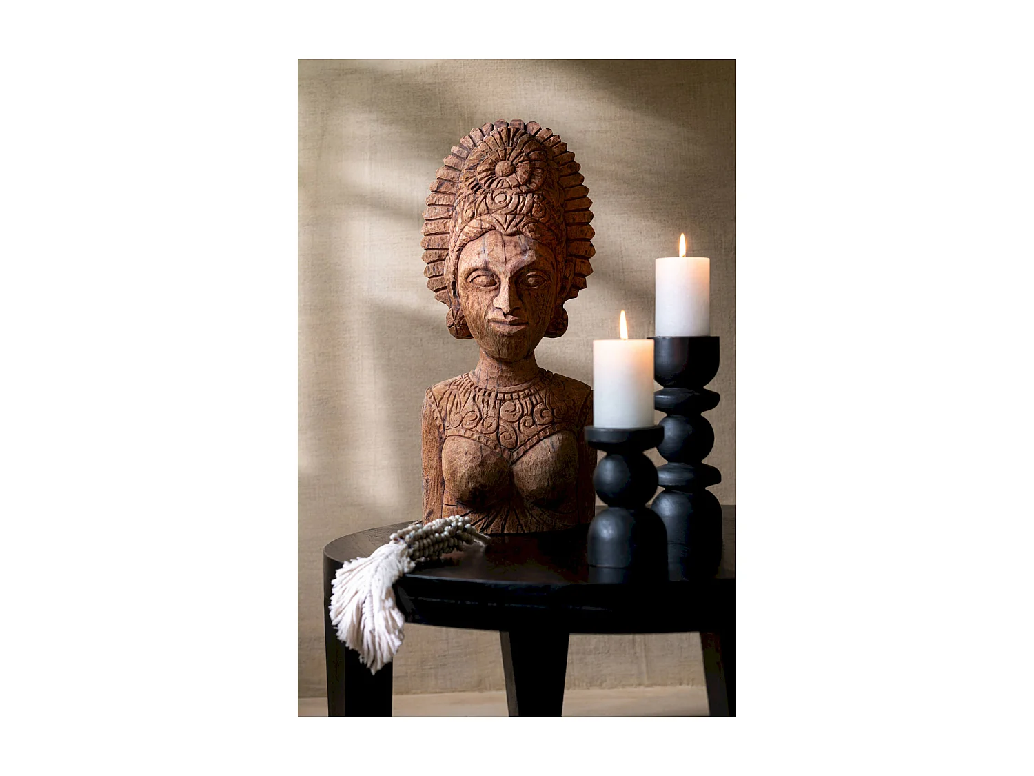 Table basse ronde en bois de manguier finition noir mat