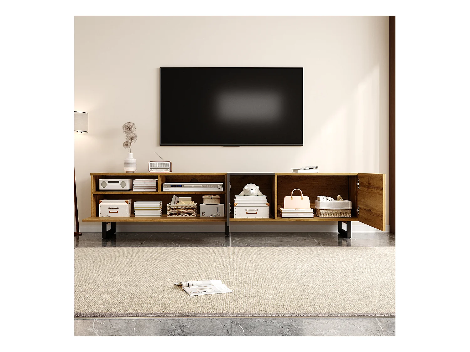 Meuble TV colorblock avec 3 portes, 2 compartiments et pieds métal en U. Design contrasté aux veines bois rétro, alliant simplicité et élégance tendance