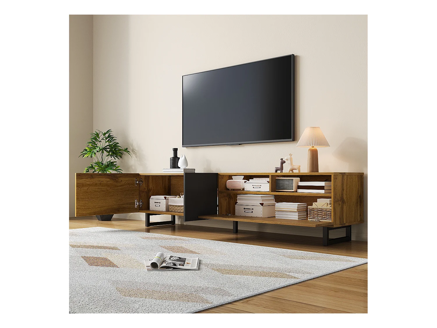 Meuble TV colorblock avec 3 portes, 2 compartiments et pieds métal en U. Design contrasté aux veines bois rétro, alliant simplicité et élégance tendance