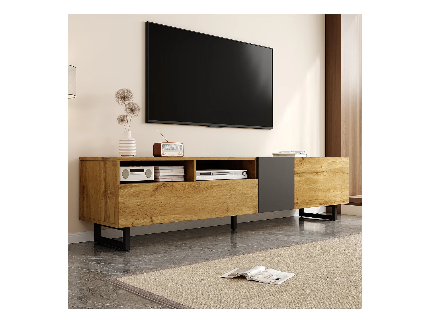 Meuble TV colorblock avec 3 portes, 2 compartiments et pieds métal en U. Design contrasté aux veines bois rétro, alliant simplicité et élégance tendance