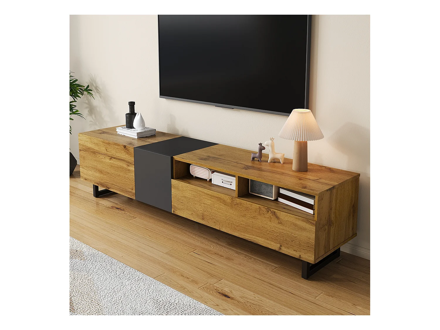 Meuble TV colorblock avec 3 portes, 2 compartiments et pieds métal en U. Design contrasté aux veines bois rétro, alliant simplicité et élégance tendance