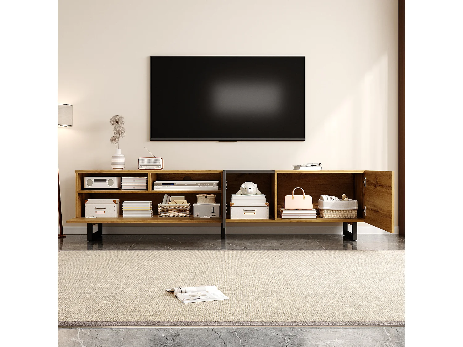 Meuble TV colorblock avec 3 portes, 2 compartiments et pieds métal en U. Design contrasté aux veines bois rétro, alliant simplicité et élégance tendance