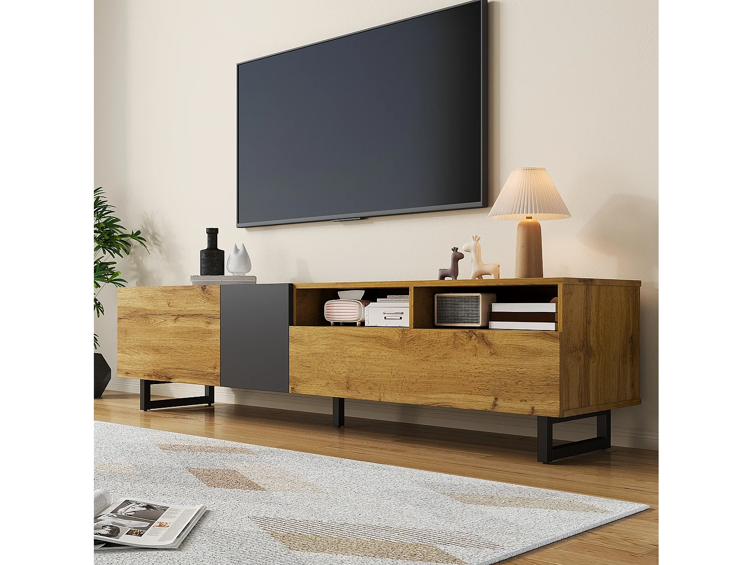Meuble TV colorblock avec 3 portes, 2 compartiments et pieds métal en U. Design contrasté aux veines bois rétro, alliant simplicité et élégance tendance
