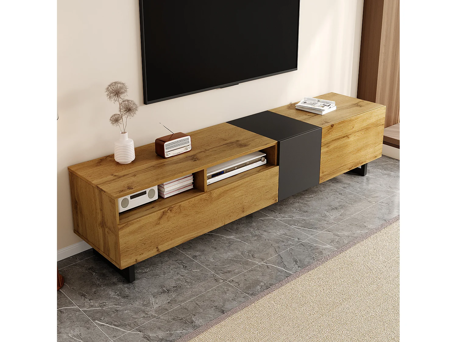 Meuble TV colorblock avec 3 portes, 2 compartiments et pieds métal en U. Design contrasté aux veines bois rétro, alliant simplicité et élégance tendance