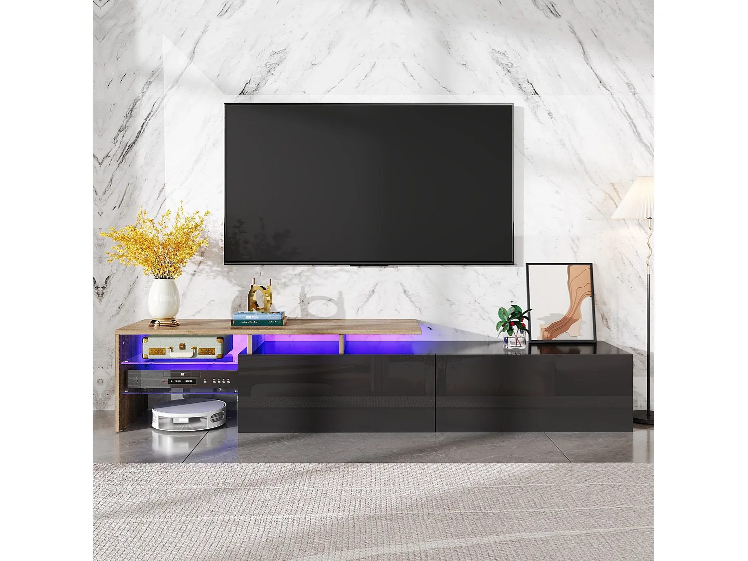Meuble TV moderne au design élégant et stylé, offrant un rangement pratique, en noir haute brillance avec finition bois, plateaux en verre et éclairage LED intégré.