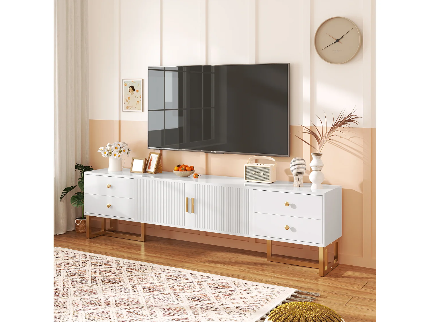 Meuble TV, panneau bas avec porte texturée, meuble TV avec tiroirs, poignées et pieds dorés