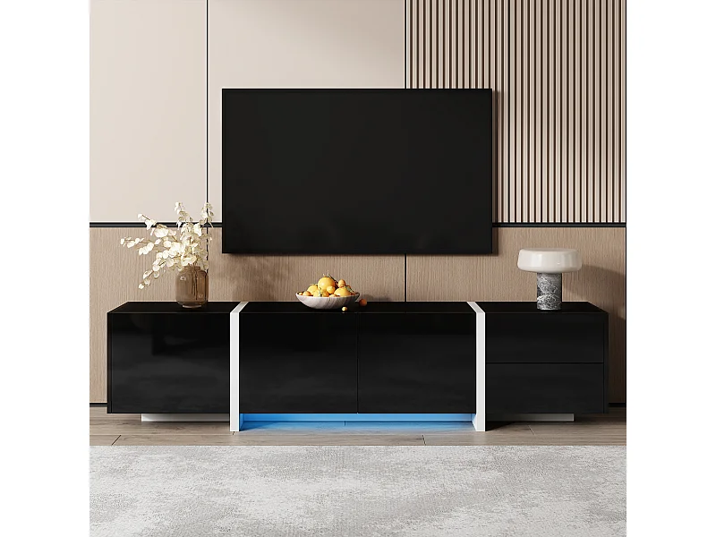 Meuble TV avec armoire basse, armoire noire laquée avec pieds blancs contrastants, portes et tiroirs élégants, avec barre lumineuse LED.