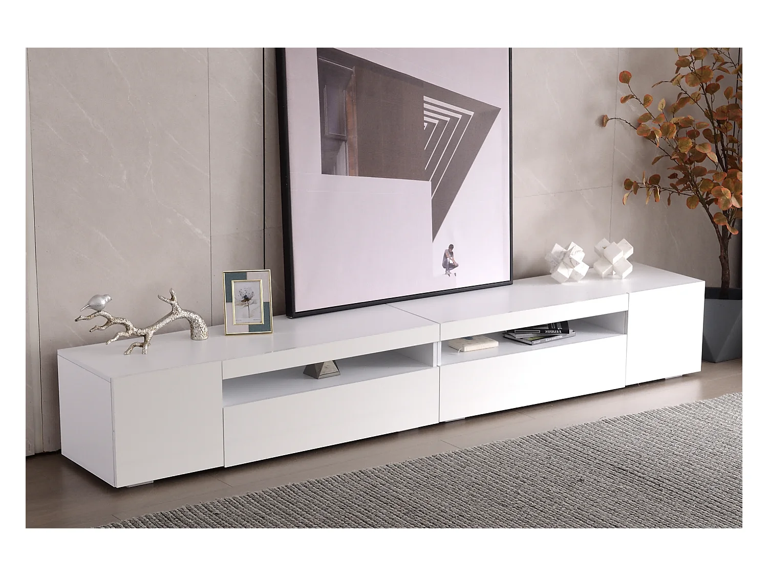 Meuble TV blanc 240 cm avec panneau brillant, éclairage LED variable. Design épuré et pratique, idéal salon/salle à manger avec grand espace de rangement.