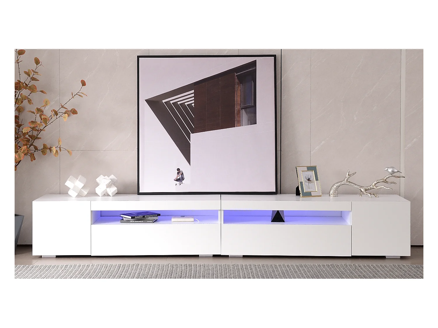 Meuble TV blanc 240 cm avec panneau brillant, éclairage LED variable. Design épuré et pratique, idéal salon/salle à manger avec grand espace de rangement.