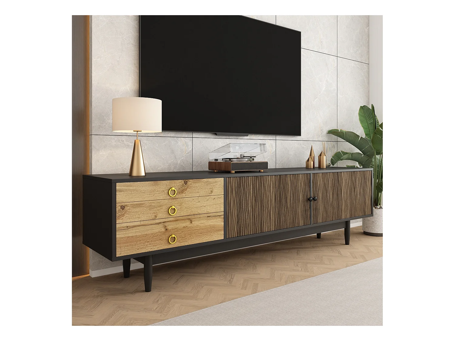 Meuble TV bas avec panneaux de porte à motif vague d'eau et trois tiroirs, combinaison bois et noir, design élégant pour le salon.