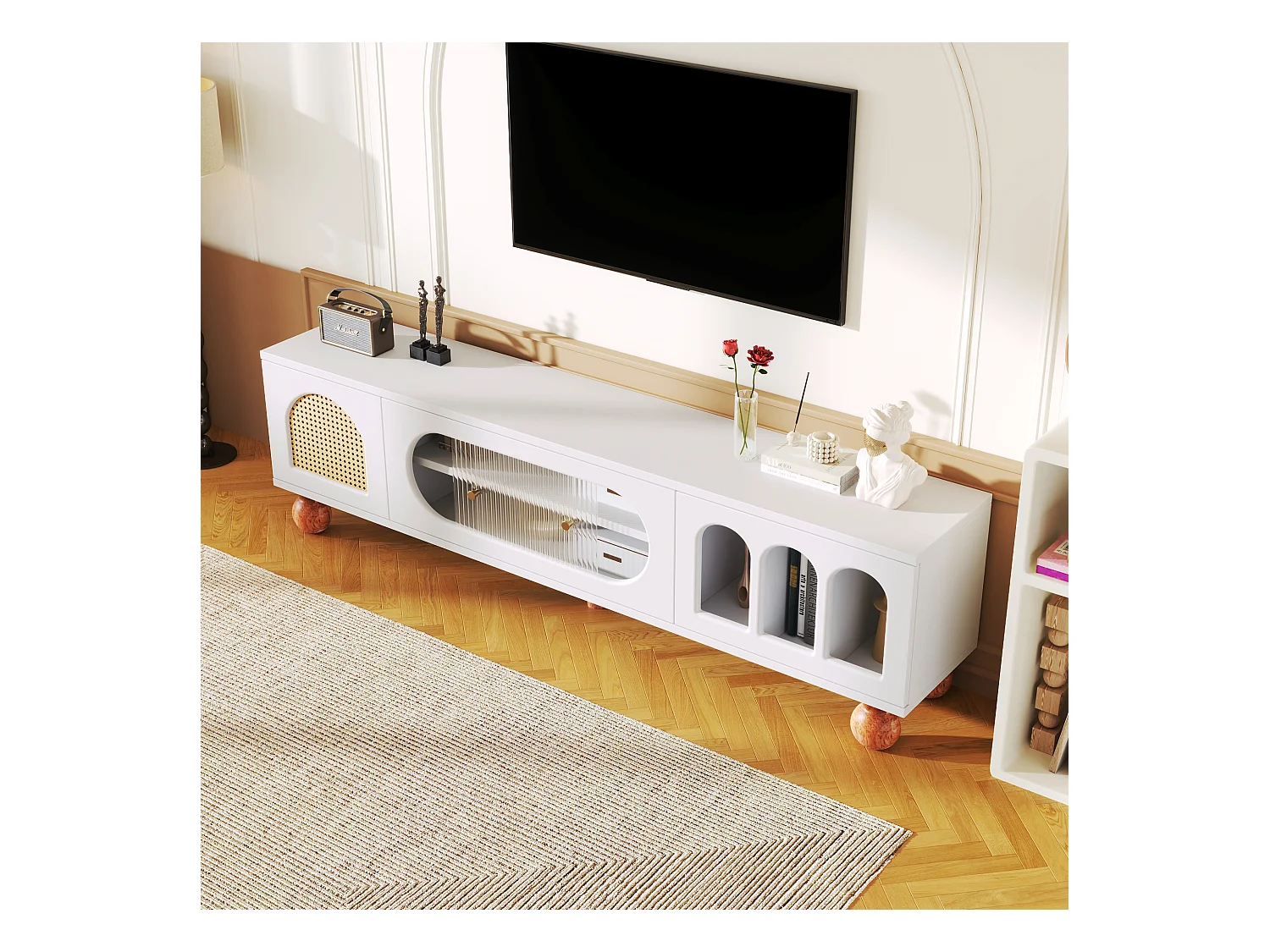 Meuble TV, Porte Effet Rotin, Porte Coulissante en Verre, 3 Compartiments Ouverts, Lowboard avec Poignées Dorées et Pieds Massifs en Bois