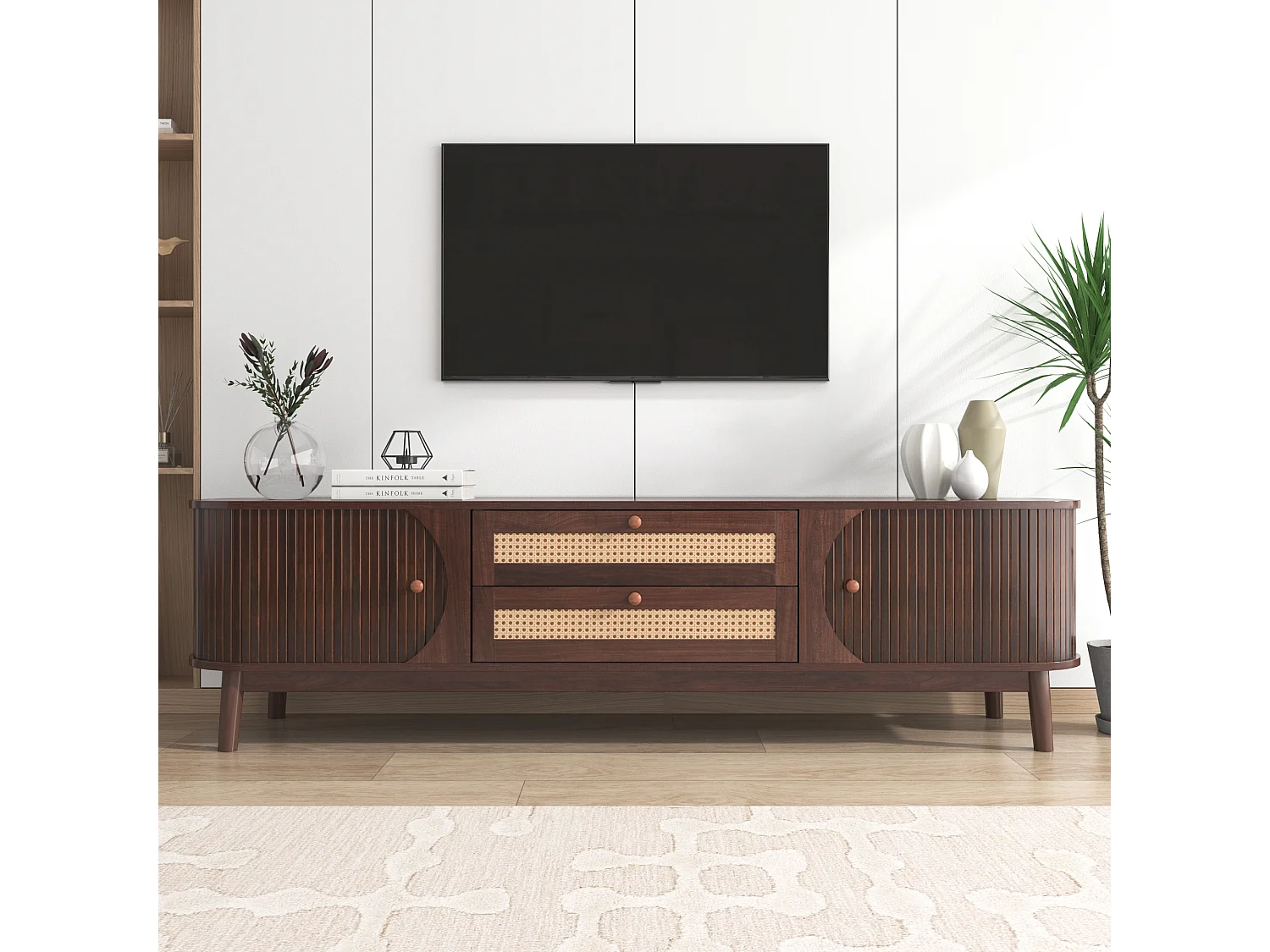 Meuble TV à couleur bois naturel : avec portes, tiroirs et côtés en rotin – Solution de rangement pratique dans un style lande naturel