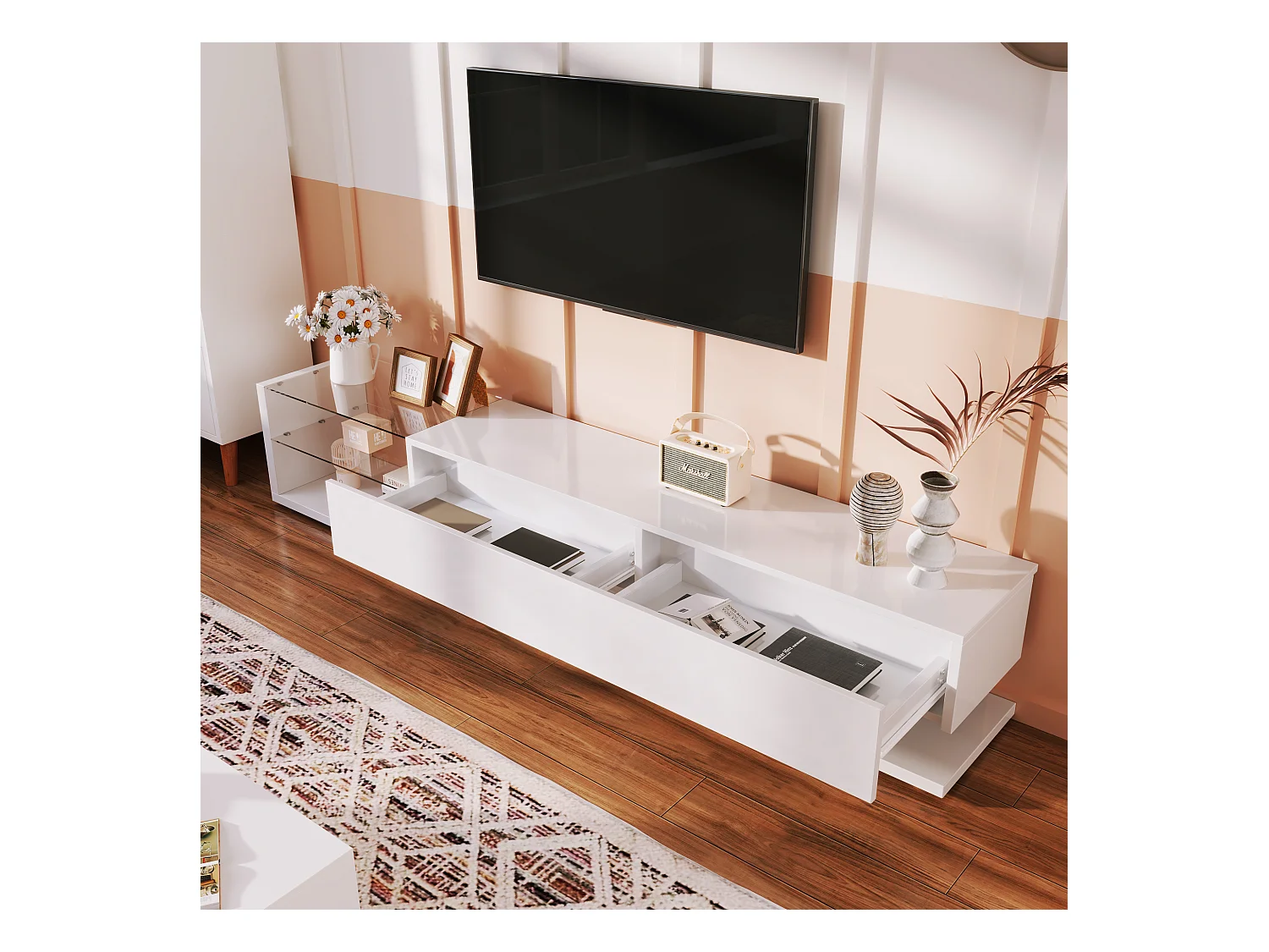 Meuble TV avec panneaux bas, cloisons en verre blanc brillant et éclairage LED réglable. Style rustique et moderne pour un salon harmonieux.