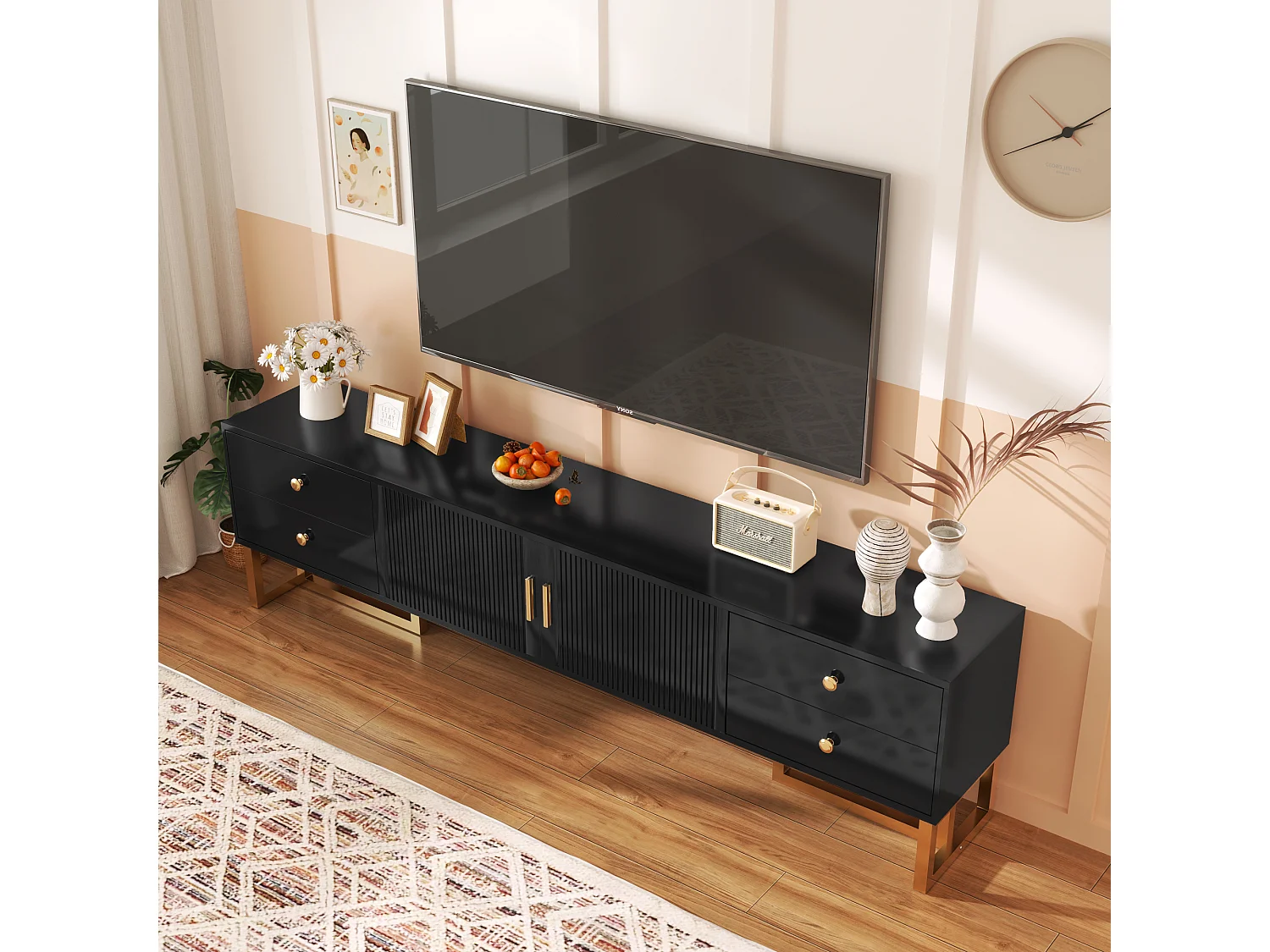 Meuble TV, panneau bas avec porte texturée, meuble TV avec tiroirs, poignées et pieds dorés