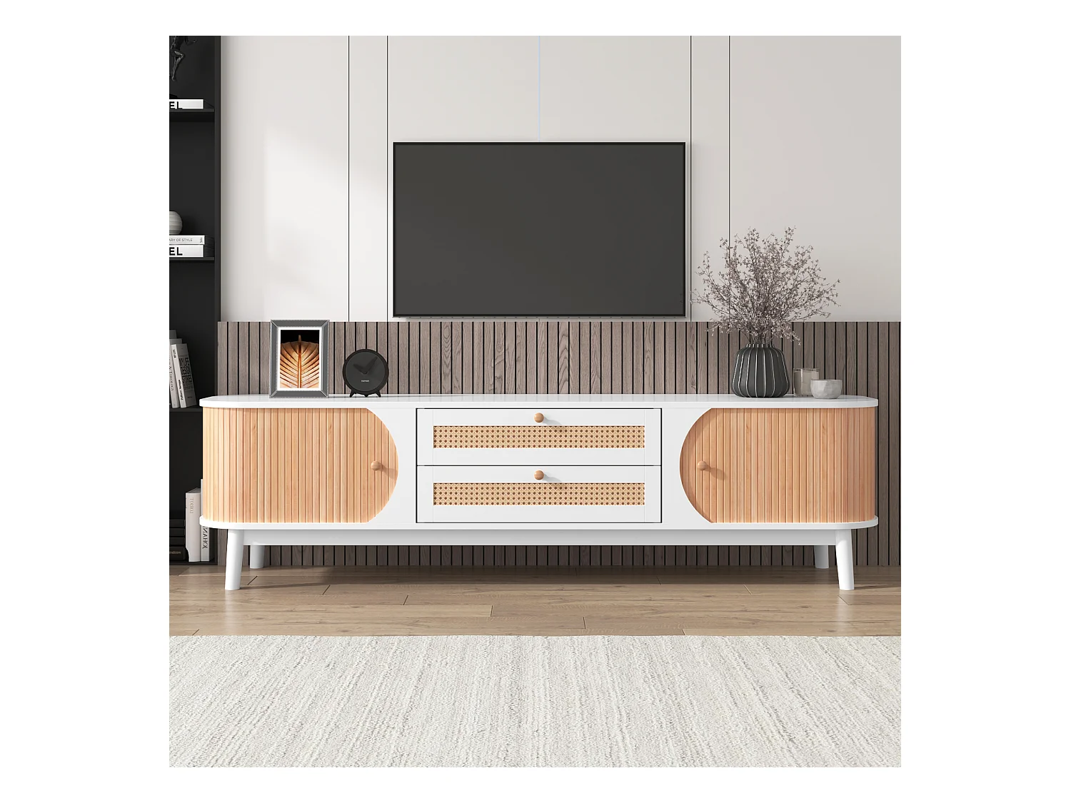 Meuble TV en couleur bois naturel : équipé de portes et de tiroirs, côtés en rotin, solution de rangement idéale pour un style lande authentique