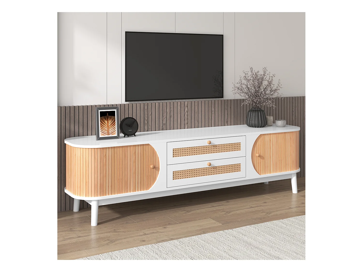 Meuble TV en couleur bois naturel : équipé de portes et de tiroirs, côtés en rotin, solution de rangement idéale pour un style lande authentique