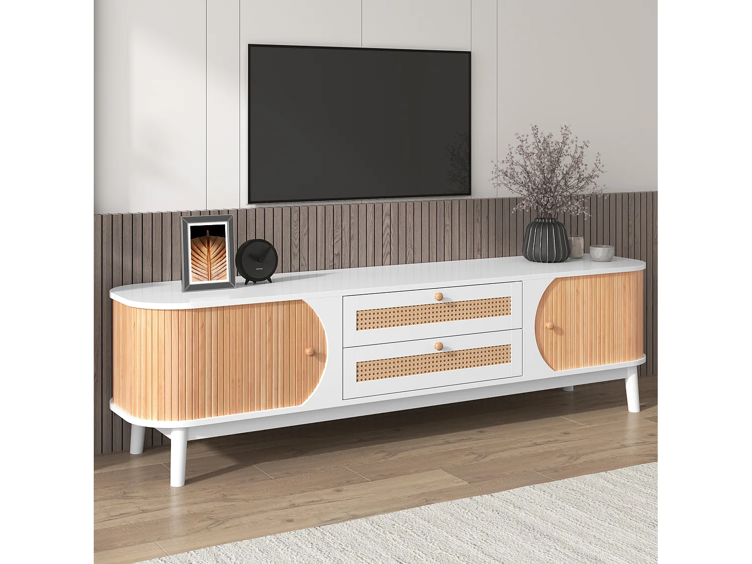Meuble TV en couleur bois naturel : équipé de portes et de tiroirs, côtés en rotin, solution de rangement idéale pour un style lande authentique