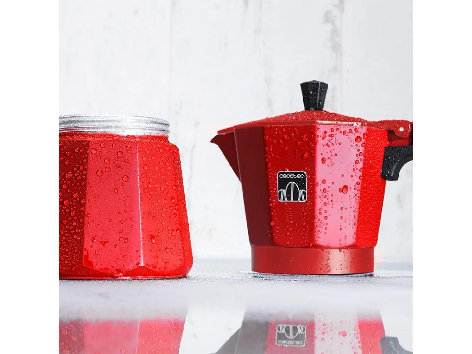 Cecotec Cafetière italienne Mokclassic 300 Red. Expresso, aluminium, 3 tasses, tous feux, joint silicone, manche ergonomique, filtre et valve en acier inoxydable.