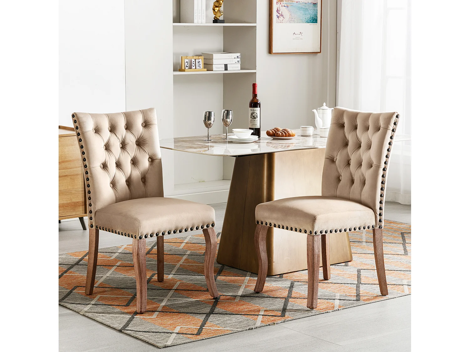 Silla de comedor de terciopelo camel con respaldo y aro decorativo tachonado, patas de madera maciza, 49x63x95 cm, juego de 2