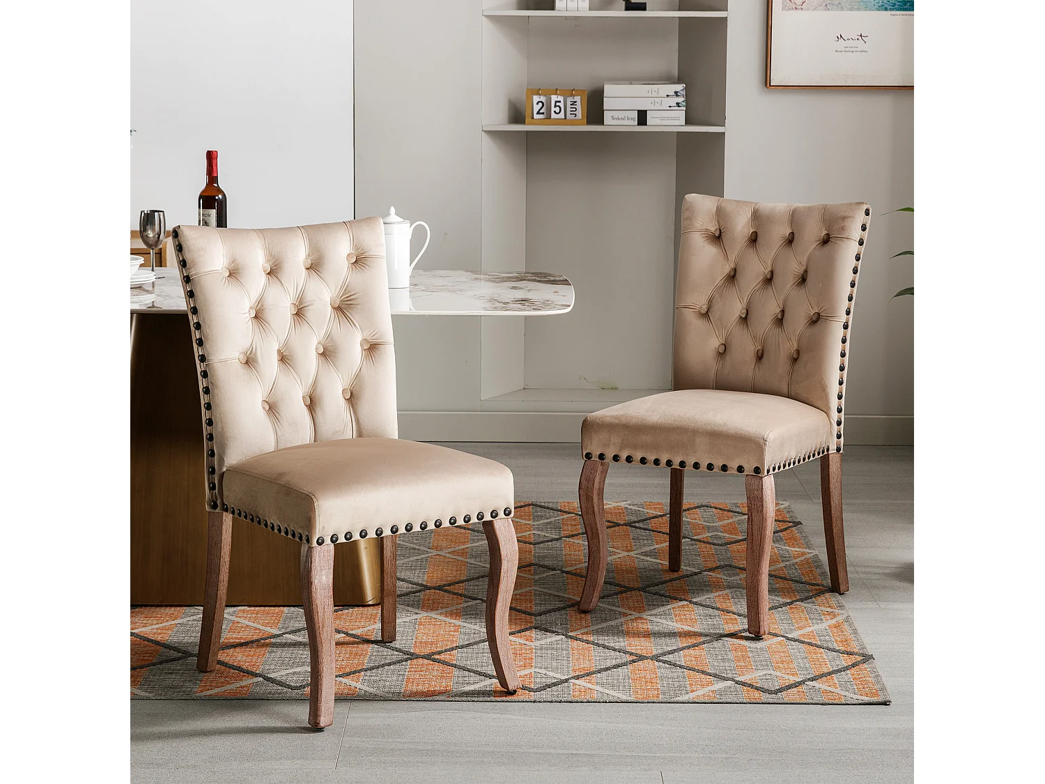 Silla de comedor de terciopelo camel con respaldo y aro decorativo tachonado, patas de madera maciza, 49x63x95 cm, juego de 2