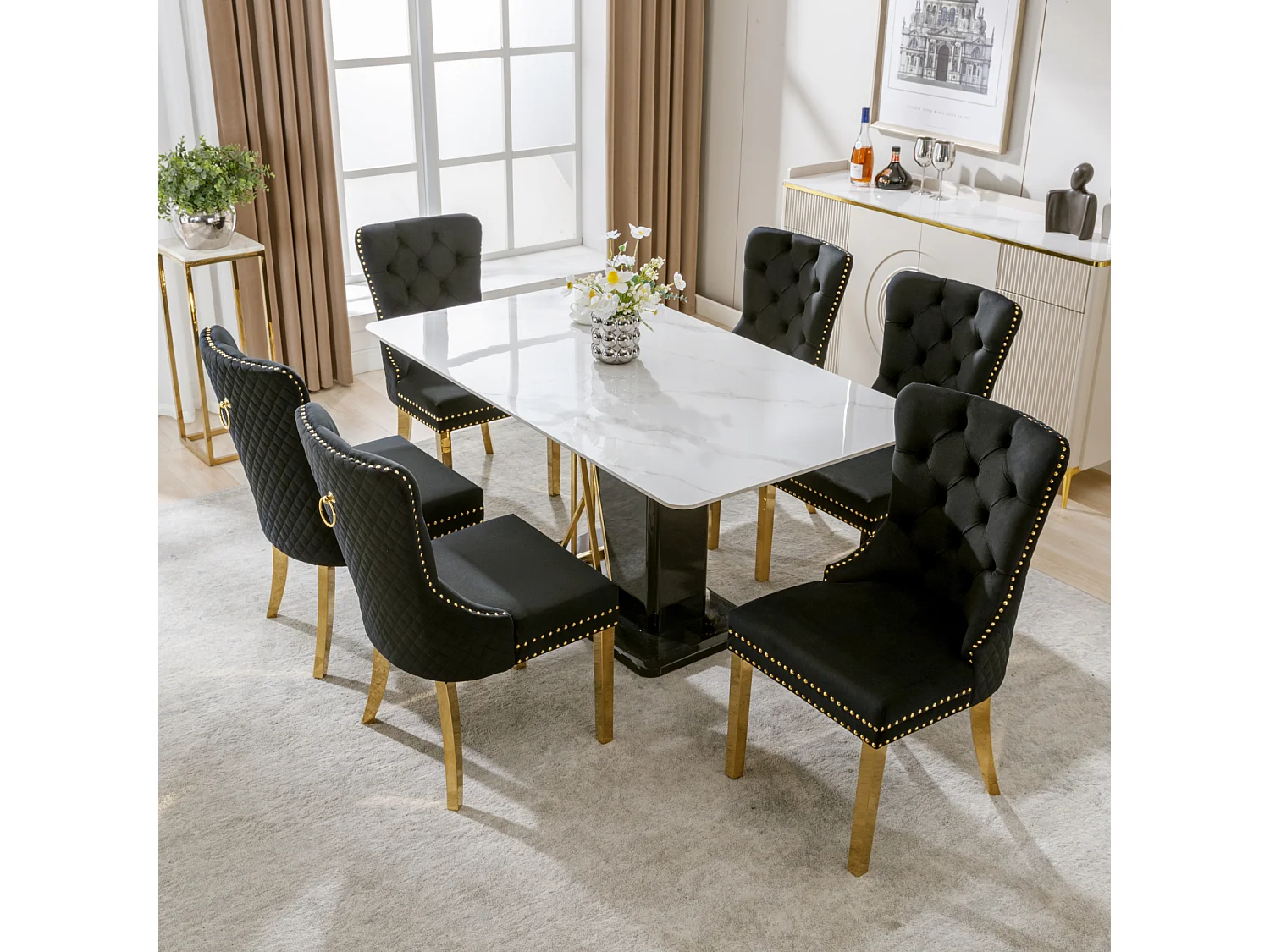 Ensemble de 6 chaises noir et or velours, dossier à anneaux et cloutage décoratif. Siège rembourré, pieds en acier plaqué or. Luxe moderne et confort.