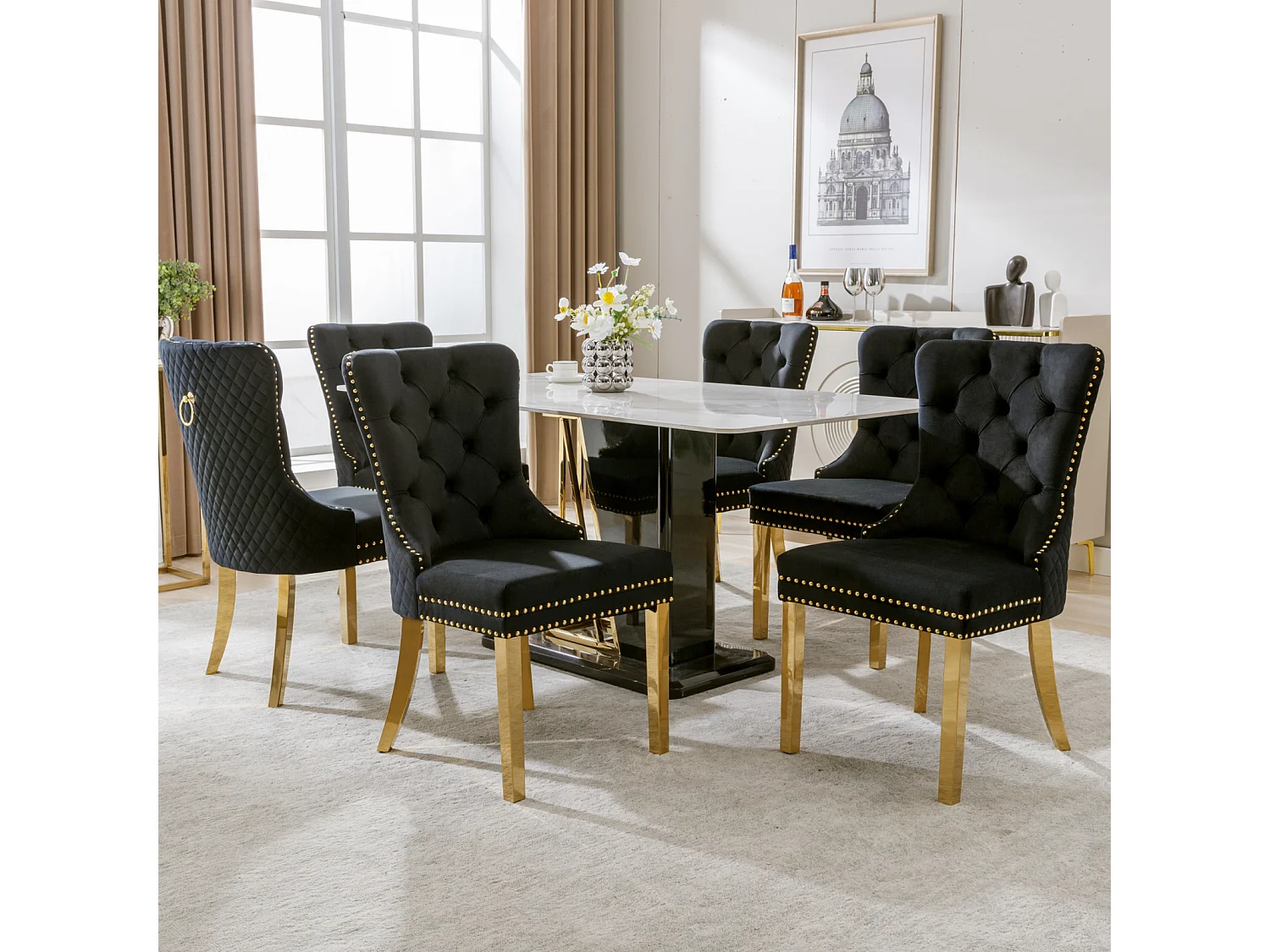 Ensemble de 6 chaises noir et or velours, dossier à anneaux et cloutage décoratif. Siège rembourré, pieds en acier plaqué or. Luxe moderne et confort.