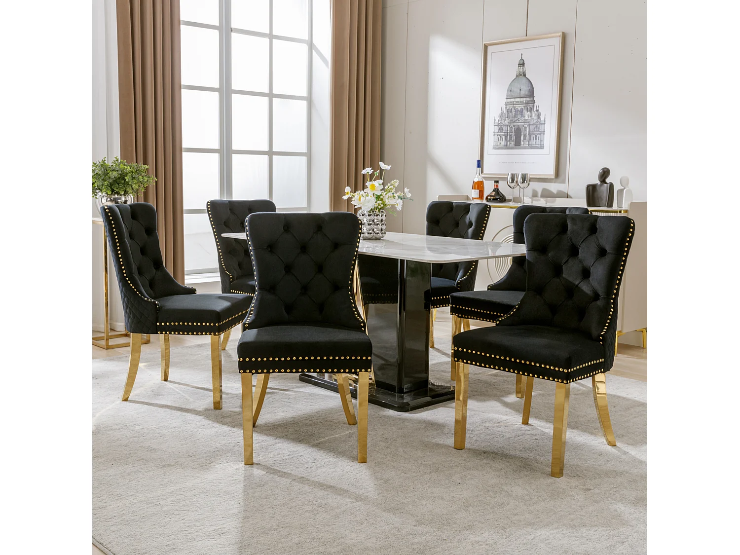 Ensemble de 6 chaises noir et or velours, dossier à anneaux et cloutage décoratif. Siège rembourré, pieds en acier plaqué or. Luxe moderne et confort.