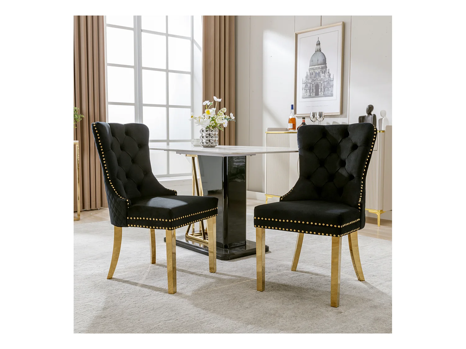 Ensemble de 2 chaises noir et or velours, dossier à anneaux et cloutage décoratif. Siège rembourré, pieds en acier plaqué or. Luxe moderne et confort.