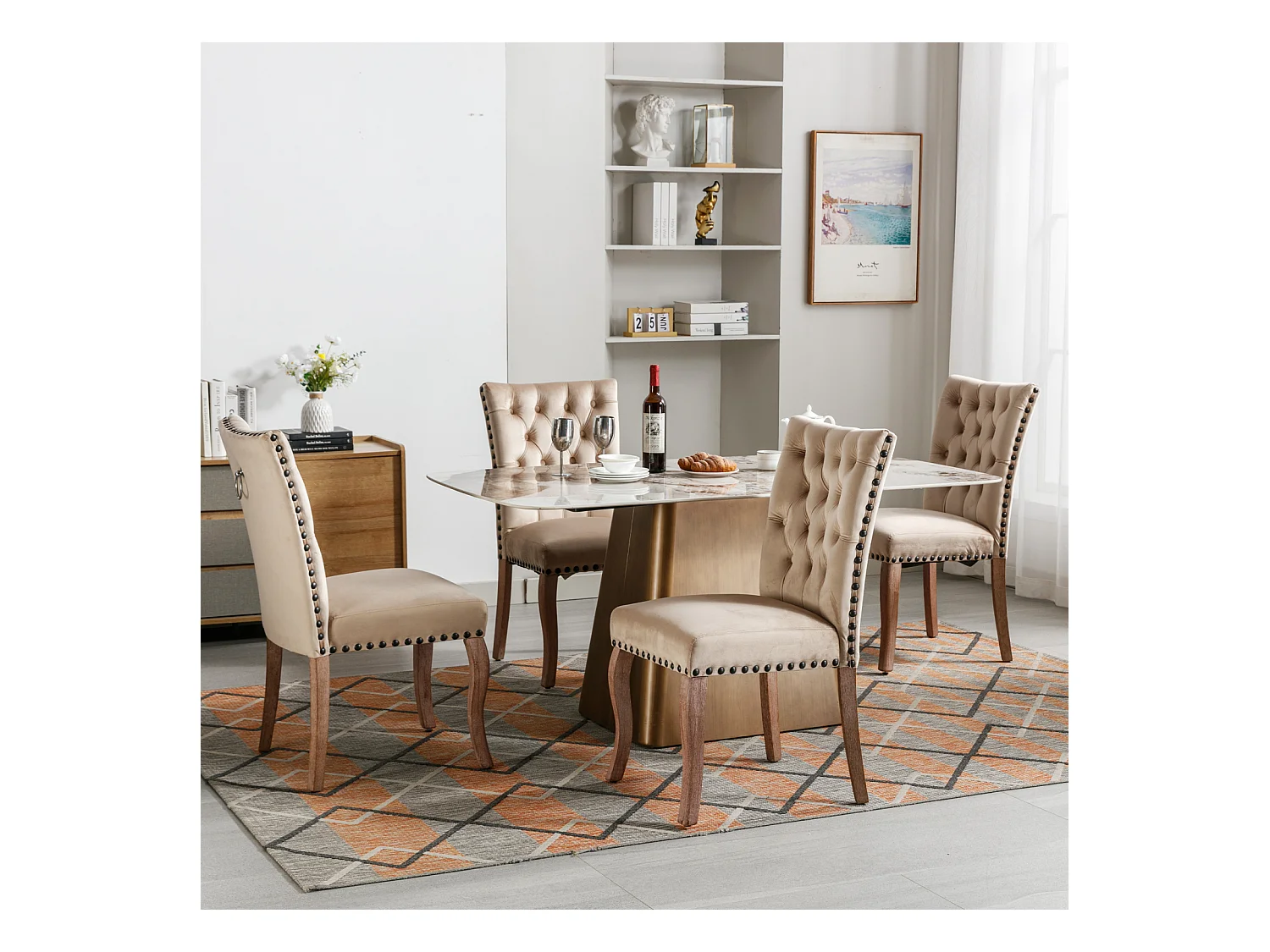 Ensemble de 4 chaises camel velours, dossier à motif heurtoir et cloutage décoratif. Siège rembourré confortable, pieds en bois massif. Élégance rétro assurée.