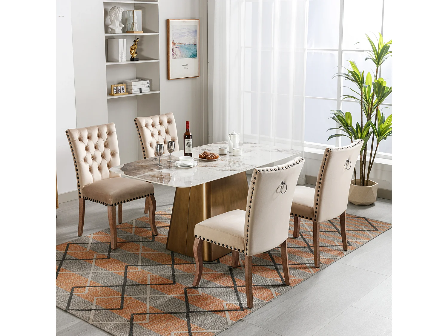 Ensemble de 4 chaises camel velours, dossier à motif heurtoir et cloutage décoratif. Siège rembourré confortable, pieds en bois massif. Élégance rétro assurée.